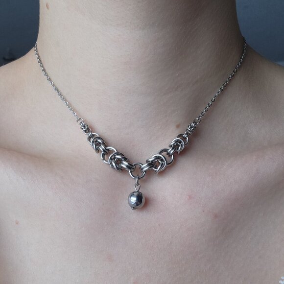 Silver Hematite pearl chainmaille choker necklace with a small silver chain - Picture 9 of 9